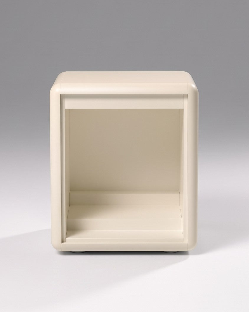 Lean module, front view, empty, showing the open interior and the raised rear base — Groovaly