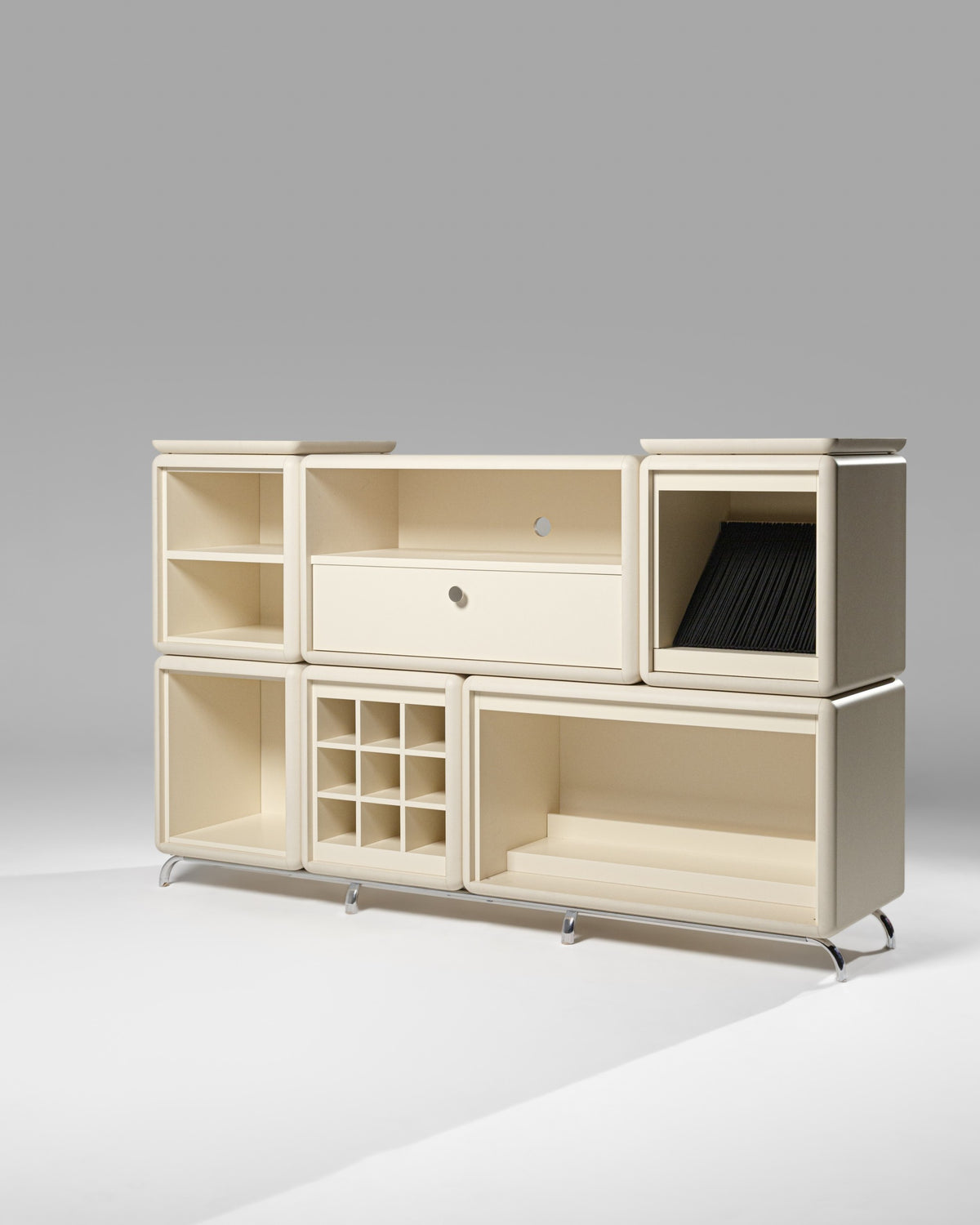 Empty Wilson in White Pearl at an angle, the largest composition, showing bays, drawer and Grid — Groovaly