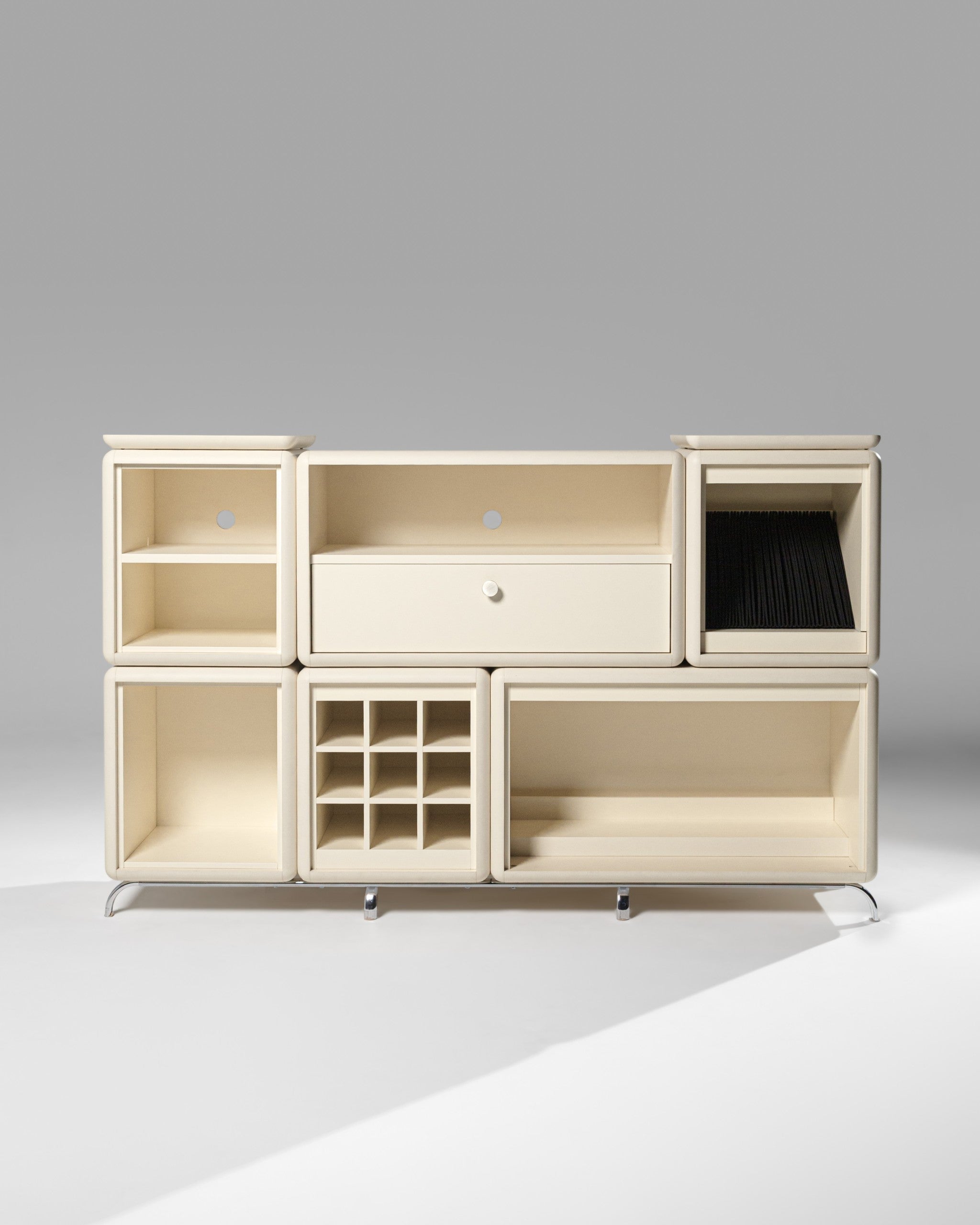 Wilson in White Pearl from the front, shown empty in studio, its seven modules across two rows — Groovaly